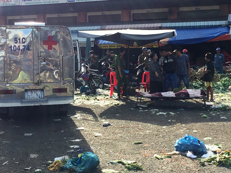 Người đàn ông đang nhặt rau thì bị gục xuống, tử vong tại khu vực chợ Hóc Môn 